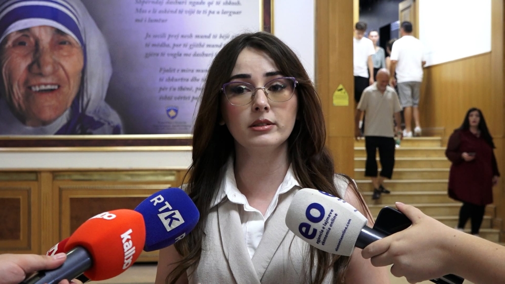 Viti i ri shkollor, deputetja e PDK-së: Papërgjegjësi, mungojnë libra e ditarët për mësimdhënësit