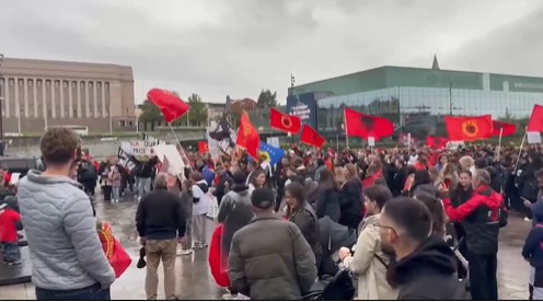 Diaspora shqiptare proteston në Helsinki kundër vendimit të Speciales
