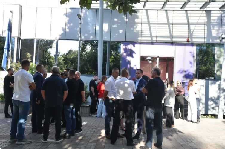 AAK protestë para Kuvendit: Albin Kurti është përgjegjës për bllokimin e institucioneve