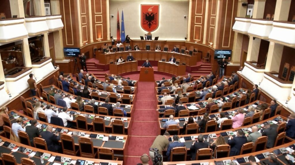 Nesër nis sesioni parlamentar, qytetarët njoftojnë protestë përpara Kuvendit
