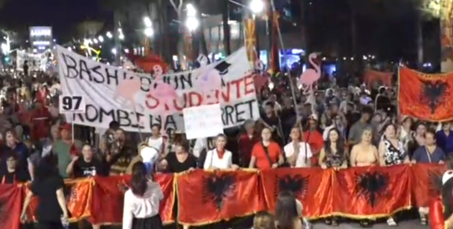 Mbyllet dita e 97 e protestës, nis marshimi në rrugë