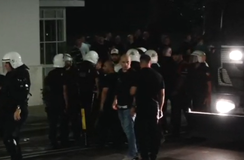 Përshkallëzohet situata mes protestuesve dhe policisë, shoqërohet një qytetar