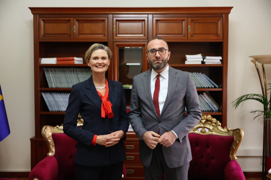 E ngarkuara me punë e Ambasadës së SHBA-së takohet me Gazment Bardhin