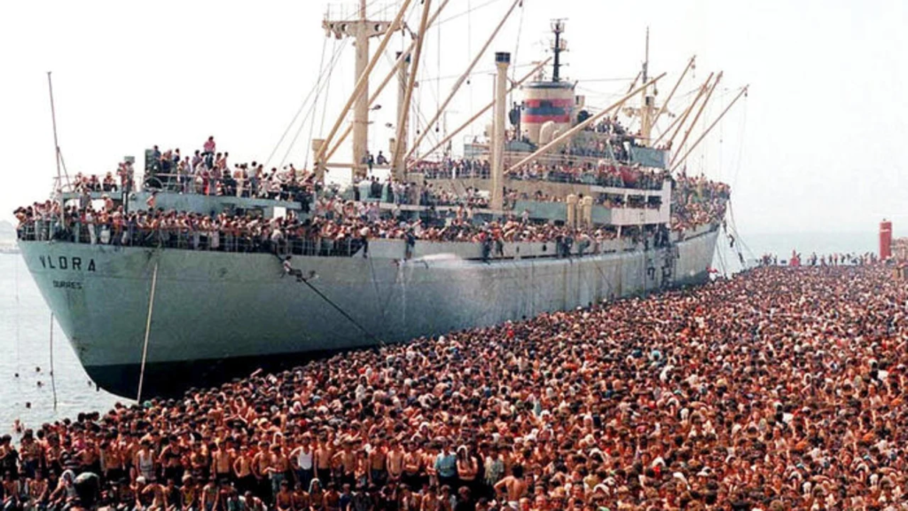 Fotografoi anijen “Vlora” në vitin 1991, ndahet nga jeta fotoreporteri që dokumentoi eksodin e shqiptarëve drejt Italisë