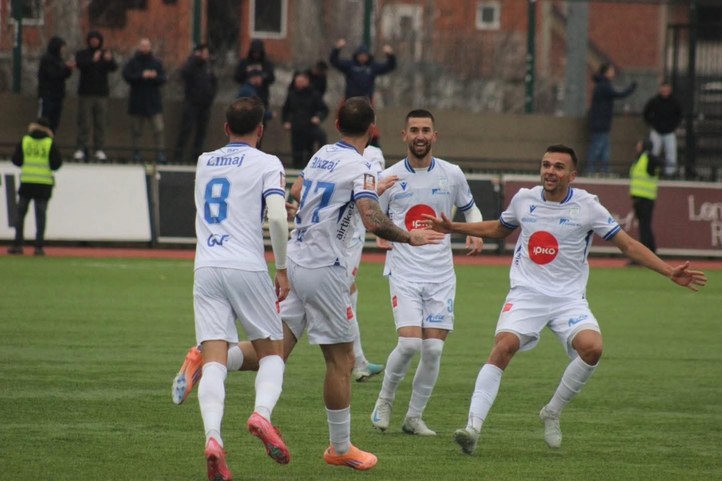 Katërshja e UÇK-së në tribunë, tifozët e Vorës përcjellin mesazhin: “Liria ka emër”
