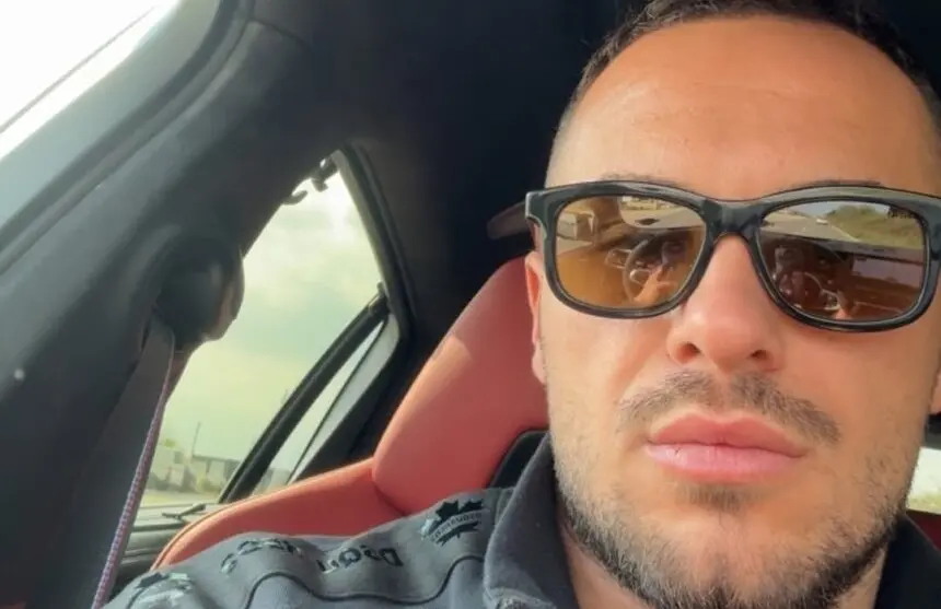 Edi Kuçi rikthehet në Instagram nga Saint-Tropez pas një periudhe të vështirë