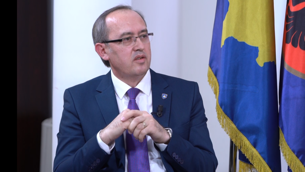 Hoti: Marrëveshjet politike mund të negociohen, por jo Kushtetuta
