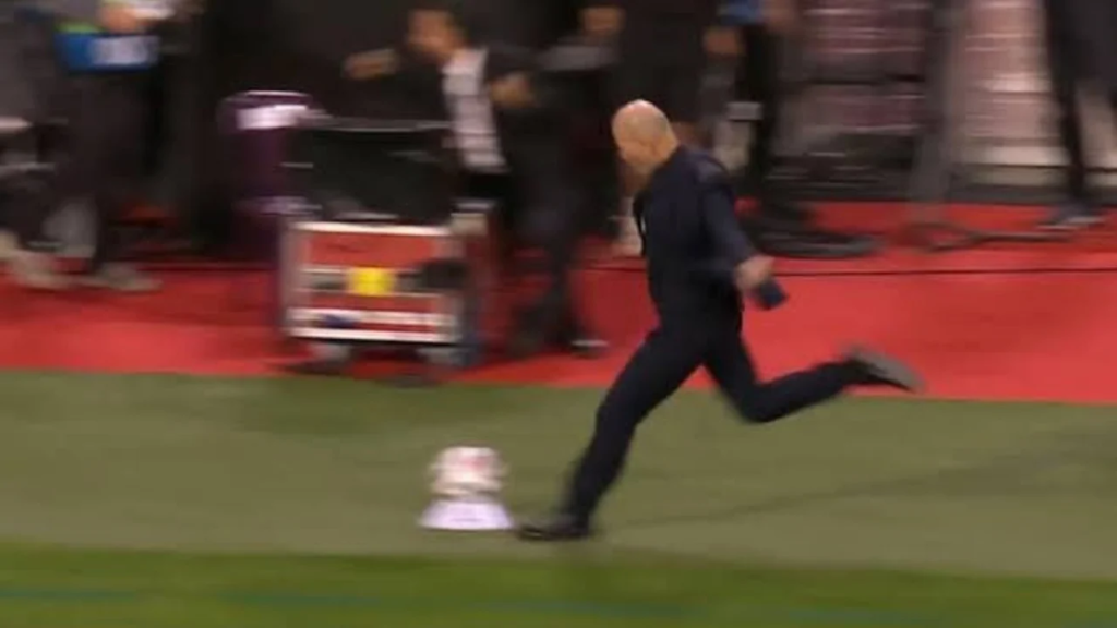 Zidane “çmendet” pas golit të Olises, ajo që bëri në vijën anësore bëhet virale…