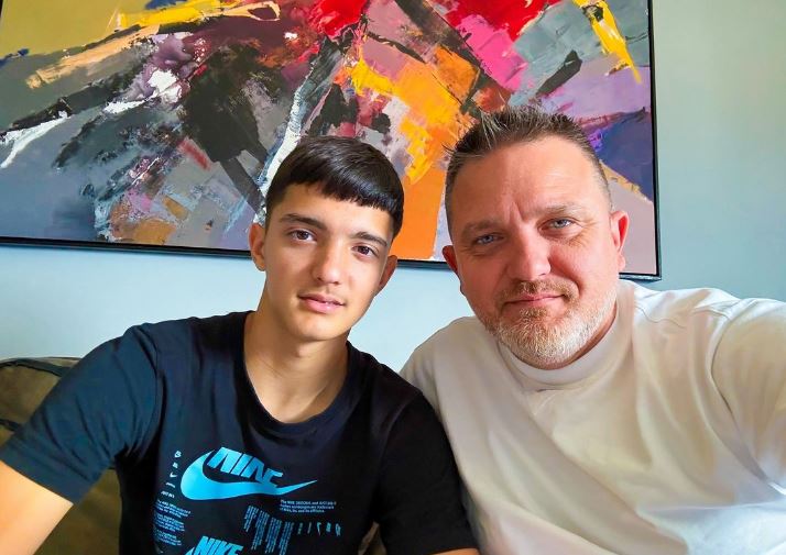 Jul Deda mban premtimin ndaj djalit pasi ai firmos kontratën e tij të parë si futbollist profesionist!
