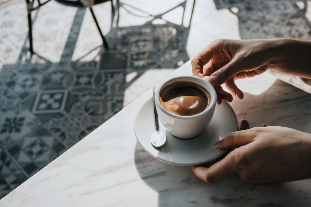 Burri nga Gostivari e përvëlon gruan me kafe të nxehtë