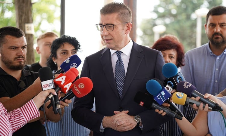 “Paskam qenë derr dhe do të më therte në shesh” – Mickoski përshkruan kërcënimet nga 39-vjeçari