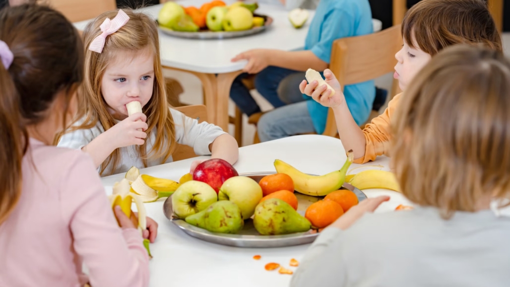 Cilat janë 4 fruta që fëmijët duhet t’i kenë më shpesh në pjatë dhe pse?