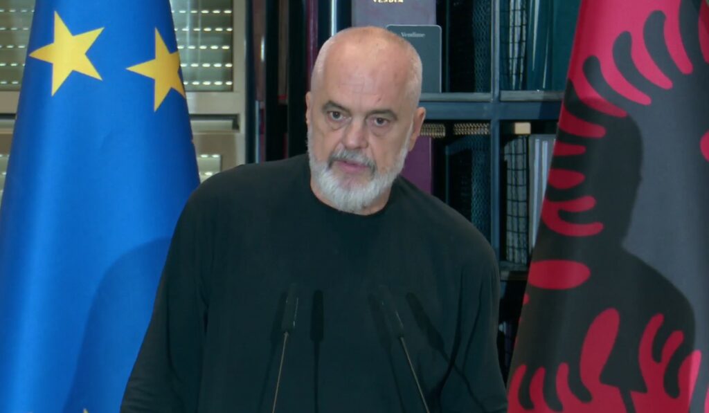 Protestuesit sulmojnë makinën e qytetarit, Rama u kthehet Demokratëve Evropianë: A do kishit mirësinë ta dënonit dhe këtë akt?