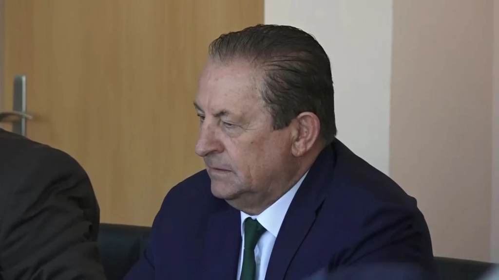 Ramiz Merko dënohet me 5 mijë euro për pllakën në hyrje të Komunës së Strugës