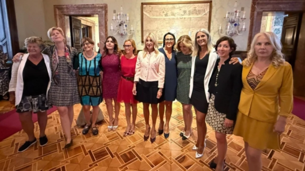 Cila është arsyeja? Senatoret italiane shkojnë me minifund në Parlament