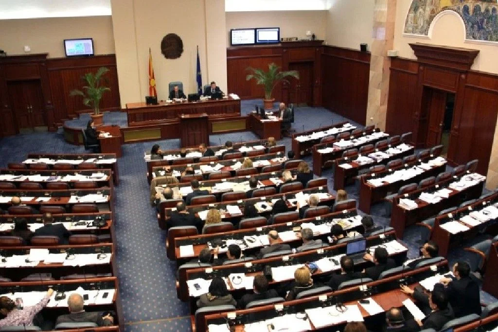 Koeficiente më të ulët për pagat e funksionarëve: propozimi kalon komisionin, shkon në seancë plenare