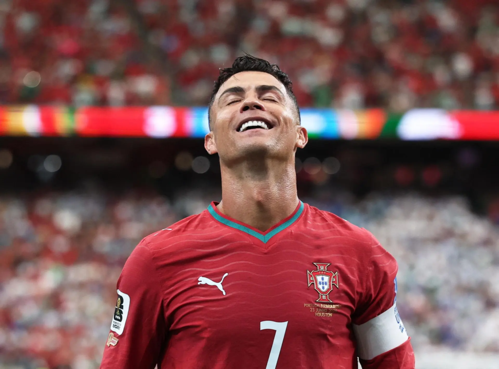 Ronaldo fiton çmimin “B.O.A.T.” për herë të parë, ‘kunja’ për Messin: Futbolli u përket fansave