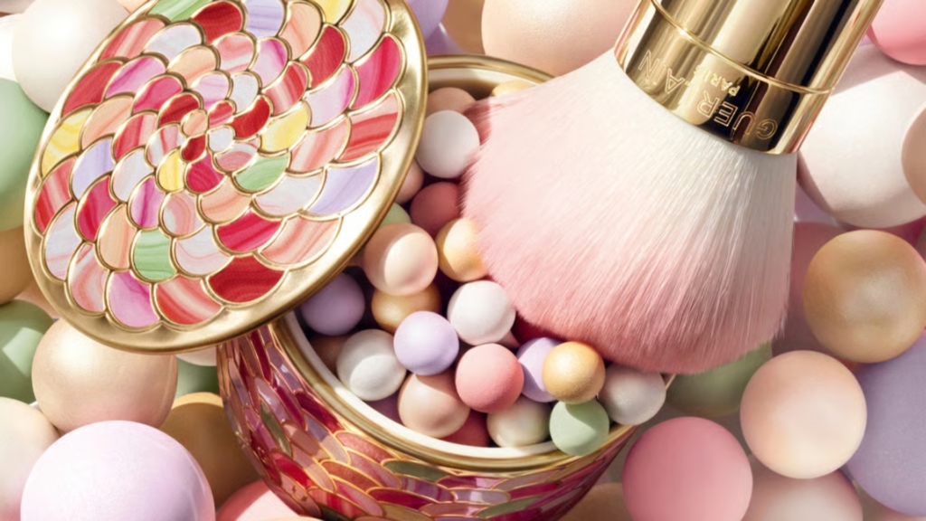 Pudra pluhur po rikthehet në makeup/ Produkti “i vjetër” po merr një version të ri!