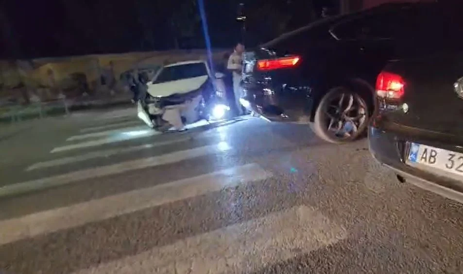 Aksident në qendër të Elbasanit, përplasen dy automjete