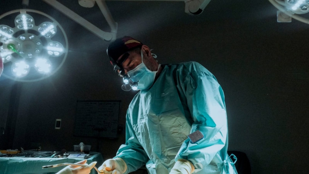 Ekzekutohet brenda klinikës kirurgu plastik në Spanjë, autori e qëllon në kokë para pacientit – Vizion Plus