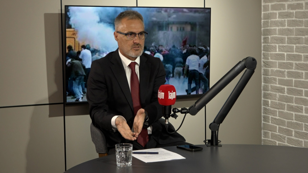 Aziri shpërthen për Hagën: “Specialja gjykon vetëm shqiptarët, po barazon agresorin me viktimën!”