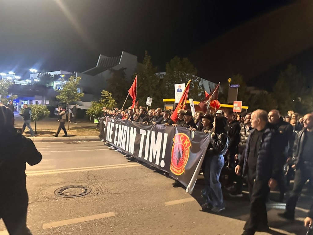 Protestuesit para Ministrisë së Drejtësisë: Procedojeni ligjin, në tavolinë e keni dinjitetin e popullit