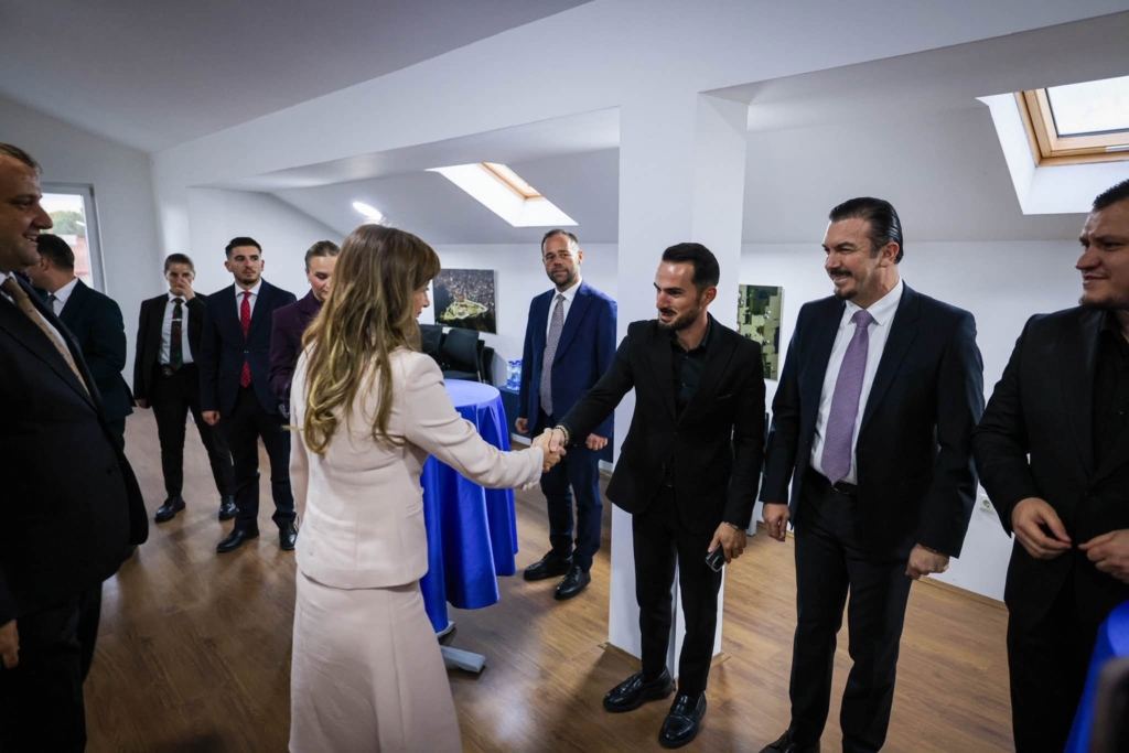 Albulena Haxhiu viziton Kondovën, fshatin ku ka qëndruar refugjate në kohën e luftës në Kosovë