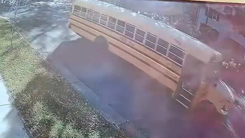27-vjeçari shpëton afro 20 fëmijë nga një autobus shkollor në lëvizje