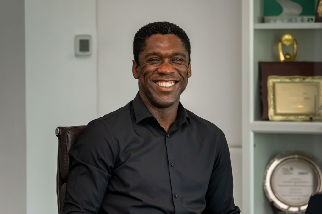 ZYRTARE/ Clarence Seedorf do të drejtojë klubin e njohur – Vizion Plus
