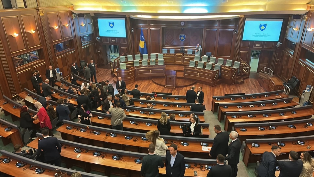 Deputetët mblidhen në sallë, pritet nisja e seancës