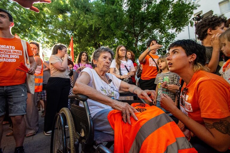 Vdes 87-vjeçarja që u bë simbol i protestave kundër krizës së strehimit në Spanjë – Vizion Plus