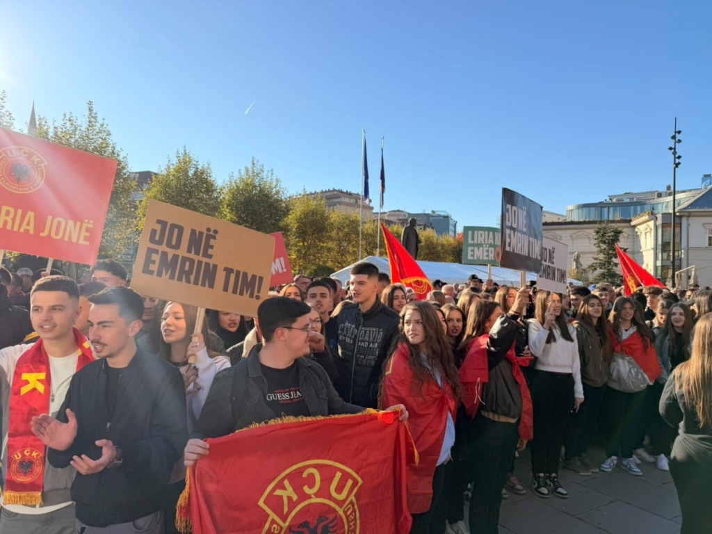 Shtohet numri i protestuesve para Kuvendit, kërkojnë votimin e ndryshimeve për Specialen
