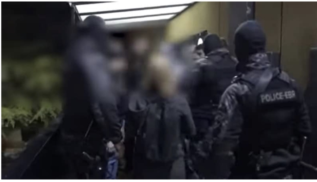 Aksion i madh policor në Maqedoni: Bastisje në mbi 40 lokacione, gjenden drogë, armë, para dhe hanxharë