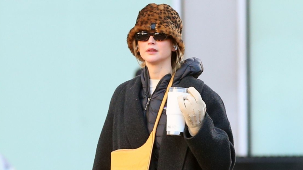 Jennifer Lawrence rikthen çizmet UGG/ Modeli që vishej vite më parë po bëhet sërish “cool”!