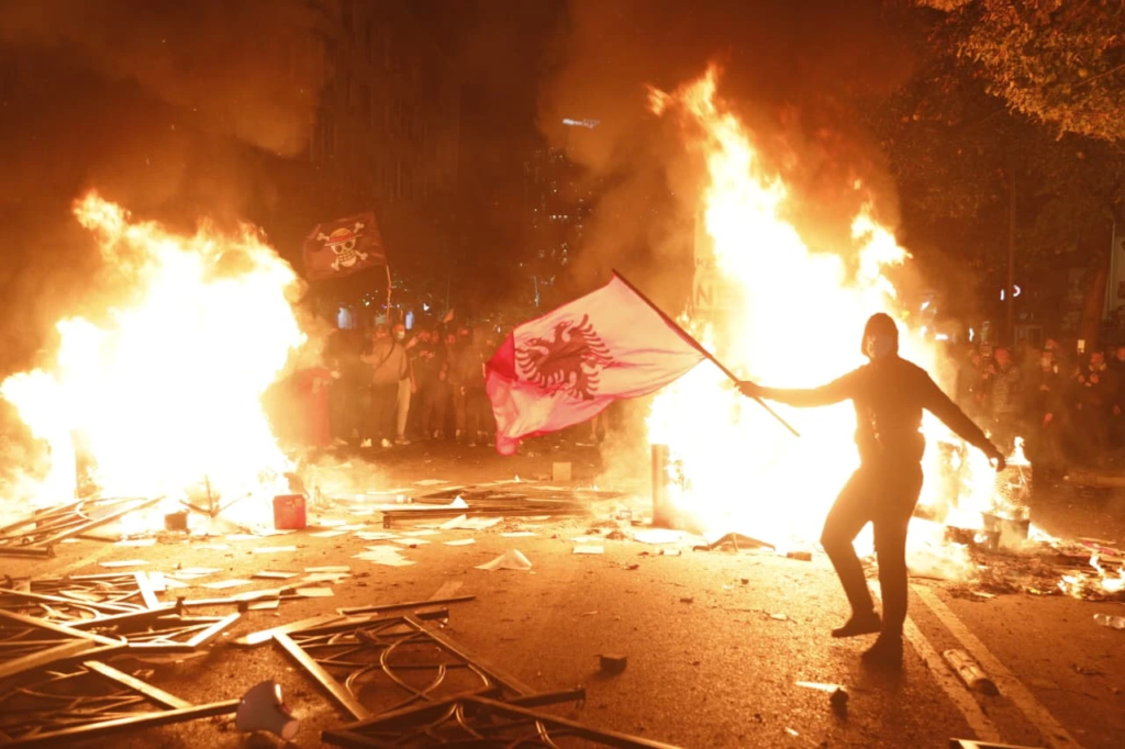 Protestuesit “lumë fishekzjarresh” dhe molotovësh në drejtim të autobotëve të policisë!