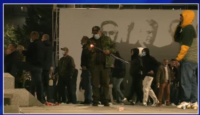 Protestuesit rigrupohen në sheshin “Skënderbeu”
