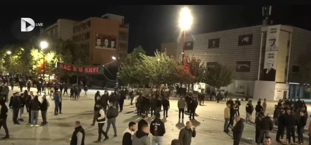 Nisin të shpërndahen protestuesit në Prishtinë