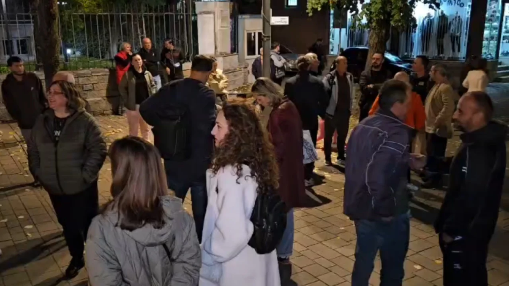 Përcollën mesazhet e tyre në shesh, protestë në Korçë në mbështetje të studentëve