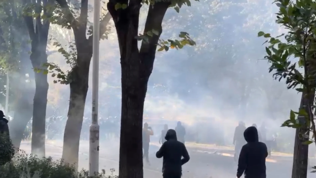 Përplasje e fortë pranë Piramidës, të rinjtë hedhin fishekzjarrë dhe gurë në drejtim të policisë!
