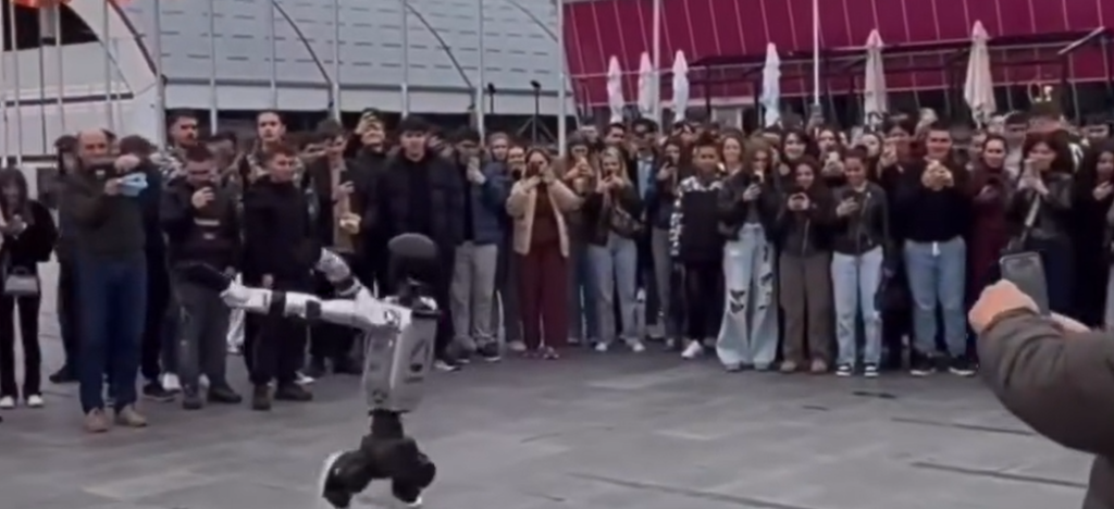 Roboti humanoid NEO zbret në rrugët e Shkupit, qytetarët kureshtarë pas teknologjisë së së ardhmes!