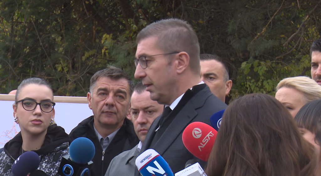 Për dhënien e provimit të jurisprudencës / Mickoski ua prezanton personalisht modelin studentëve