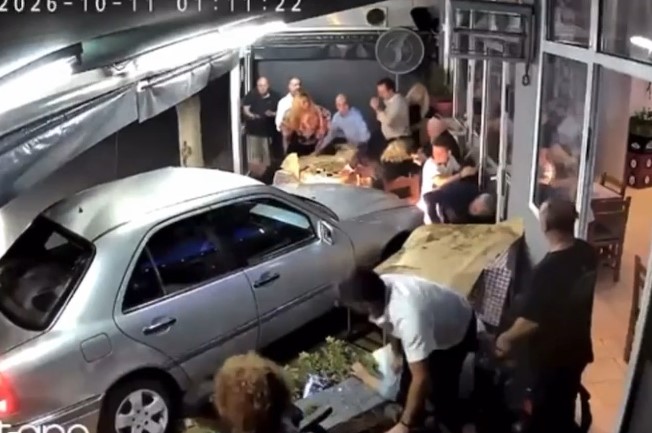 VIDEO/ Shqiptari hyn në mes të lokalit me makinë, lëndohen 3 persona në Selanik – Vizion Plus