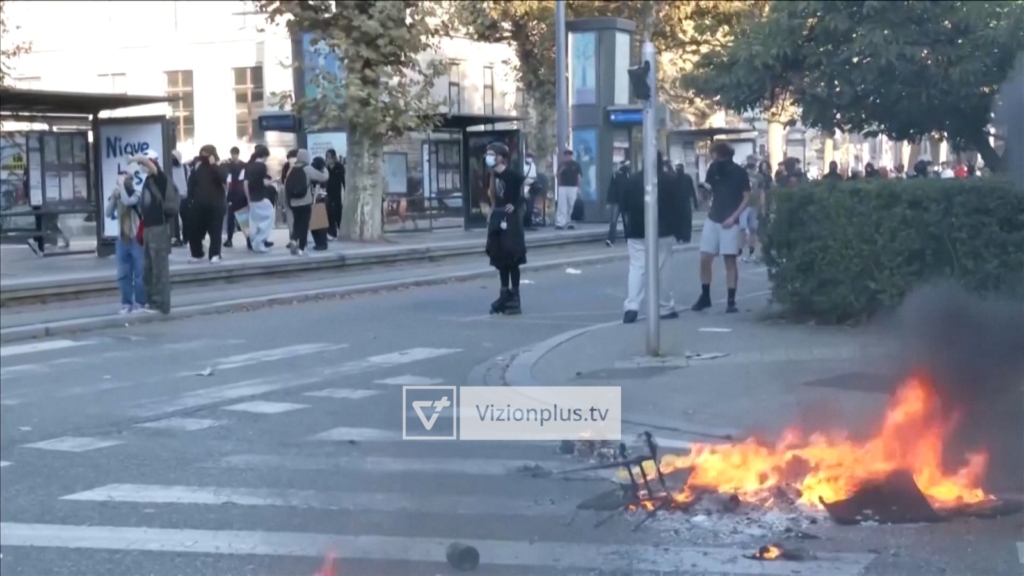 Nuk ndalen protestat në Francë, përplasje mes qytetarëve dhe policisë, dhjetra efektivë të plagosur – Vizion Plus