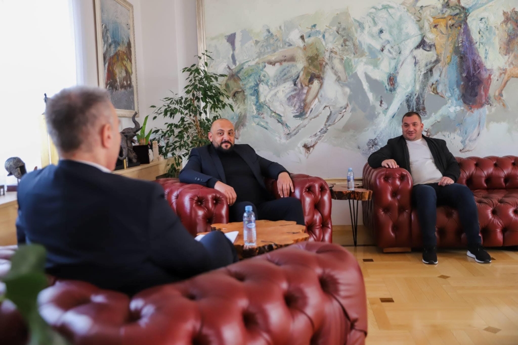 Kryetari i BDI-së në Shutkë del kundër protestave të studentëve në Tiranë, e quan Edi Ramën: “kryeministrin më të mirë të kohës moderne”