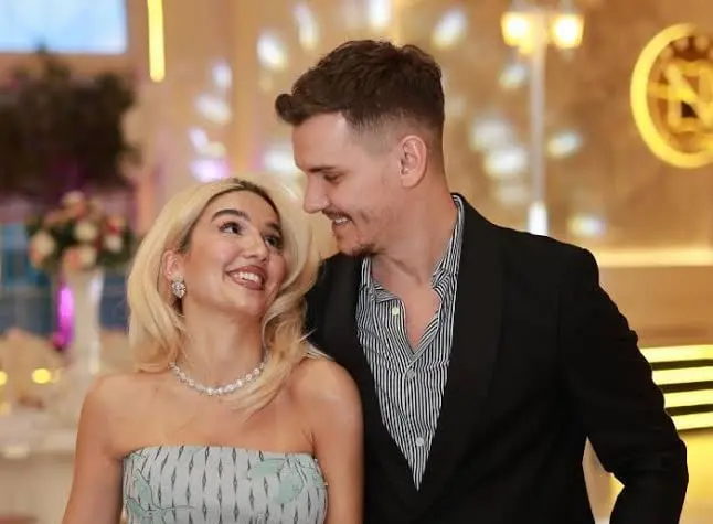 Adri dhe Iliriana festojnë përvjetorin e martesës me emocion dhe surpriza