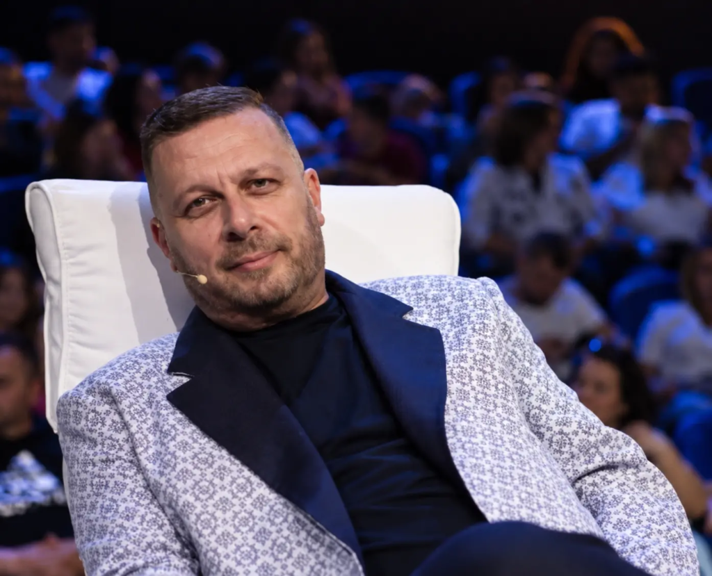 Adrian Hila nën hetim pas publikimit të videove private – Kompozitori reagon me shqetësim