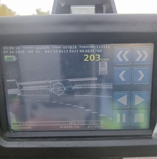 203 km/h në autostradë! Mercedes-i “fluturon” mbi asfalt, 73 km/h mbi limitin