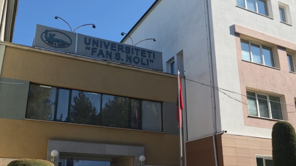 Bojkot në Universitetin e Korçës, pedagogët dhe studentët marshojnë në rrugët e qytetit