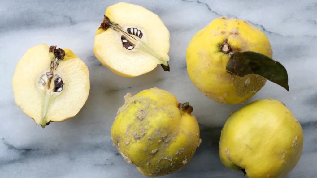 Ftoi, fruti i vjeshtës që bën mrekulli për shëndetin!