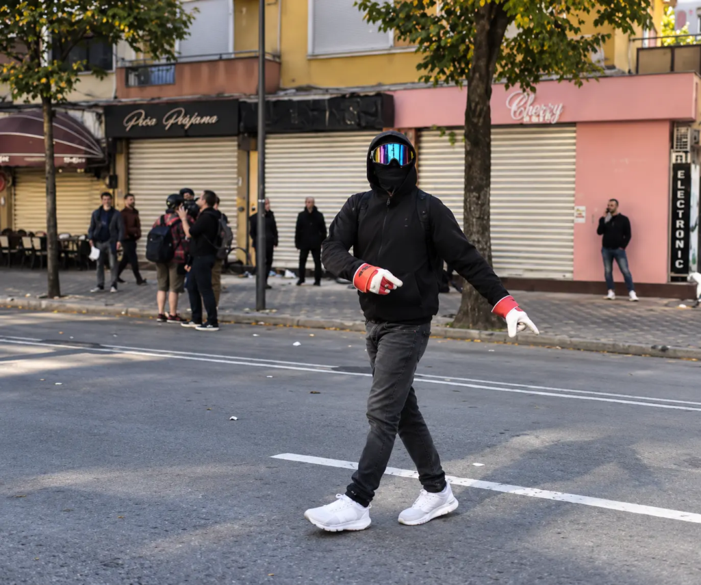 Djaloshi misterioz që sfidon protestat: Çfarë fshihet pas mesazheve të tij të fuqishme?